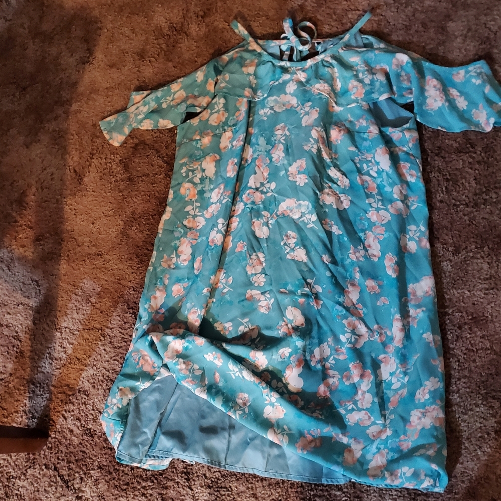 Flower dress with over the shoulder